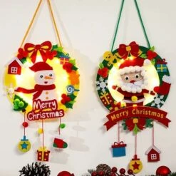 2 Pièces Feutre Noël Couronne,Couronne De Noel Avec Lumières,Suspendre Guirlande De Noël En Feutre,Bricolage Noel Enfant,Couronne De Noel DIY Kit Décoration De Fête,pour Murales Fenêtre Porte -Lemax Decor Magasin 76663612 3