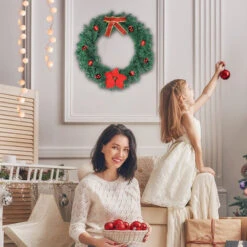 AUFUN Couronne De Noël Artificielle Avec Fleur De Boules Rouges Bowknot, Accessoires De Noël (φ50cm) 11 AUFUN Couronne De Noël Artificielle Avec Fleur De Boules Rouges Bowknot, Accessoires De Noël (φ50cm) -Lemax Decor Magasin 87109965 5