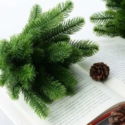 Lot De 50 Branches De Pin Artificielles Pour Couronne De Noël Ou Décoration De Jardin 248cm Lot De 30. -Lemax Decor Magasin 97747593 4